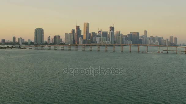 Zonsondergang van het verkeer op Rickenbacker Causeway brug — Stockvideo