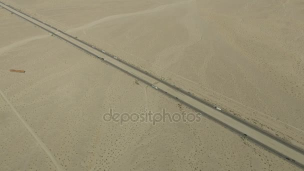 Us15 транспортного засобу автостраді в пустелі Мохаве — стокове відео