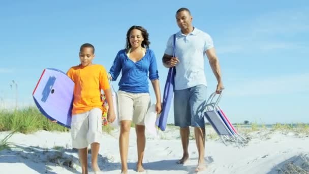 Padres y caminar en la playa — Vídeo de stock