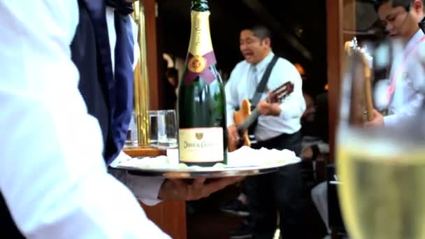Camarero peruano sirviendo champán — Vídeo de stock
