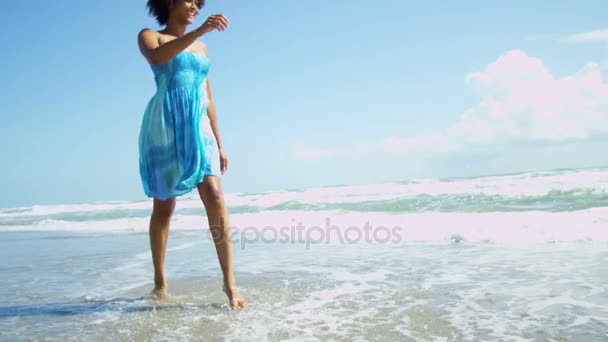 Женщина наслаждается своим образом жизни на пляже — стоковое видео