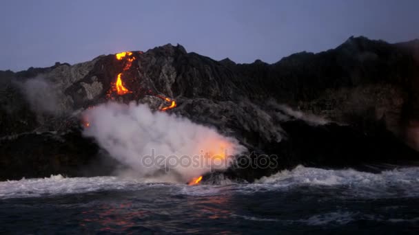 Lava que vierte en el océano Pacífico — Vídeos de Stock