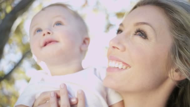 Madre con bebé al aire libre — Vídeo de stock
