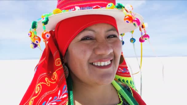 Mujer indígena en traje tradicional — Vídeos de Stock