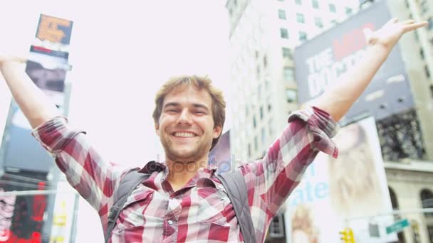 Visitante de pé em Times Square — Vídeo de Stock