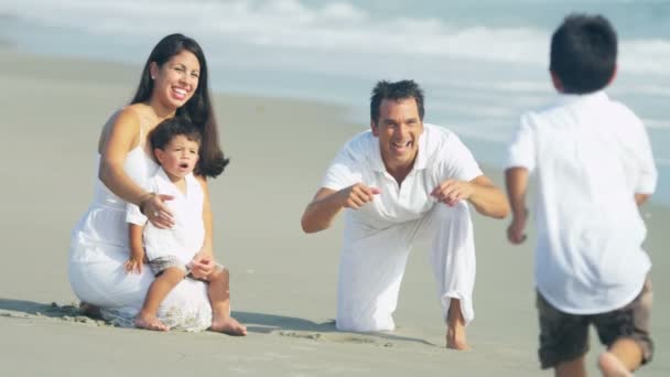 Pais com filhos na praia — Vídeo de Stock