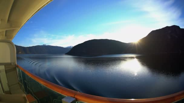 Nave da crociera dal balcone dei fiordi norvegesi — Video Stock