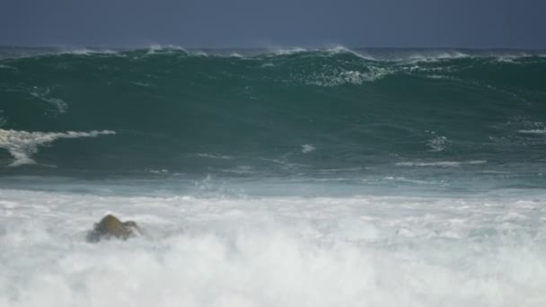 Waves racing towards shore — Stock Video