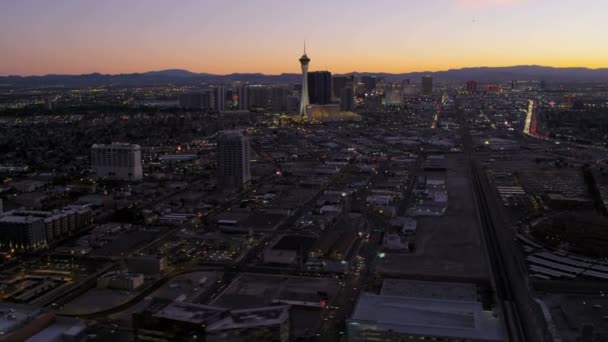 Iluminado Stratosphere Tower Hotel — Vídeo de stock