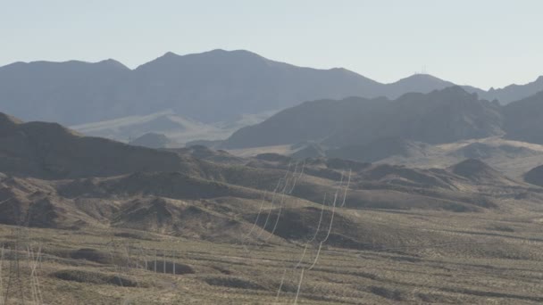 砂漠を横切る電気ケーブルパイロン — ストック動画