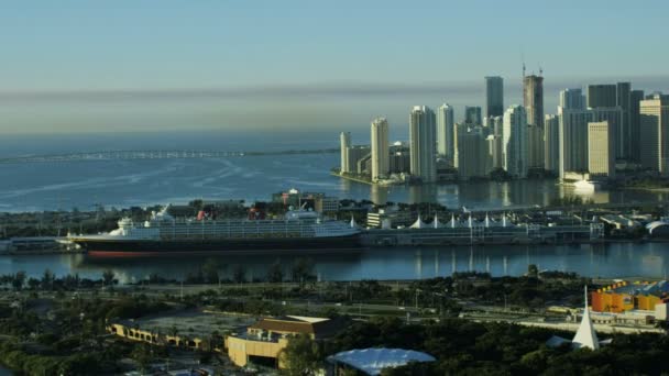 Zonsopgang uitzicht op Cruise Ship Terminal — Stockvideo