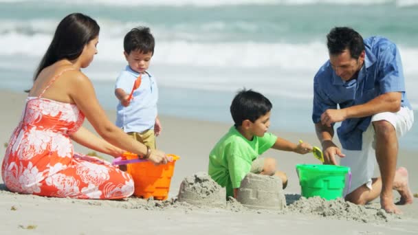 Сім'я, роблячи sandcastles — стокове відео