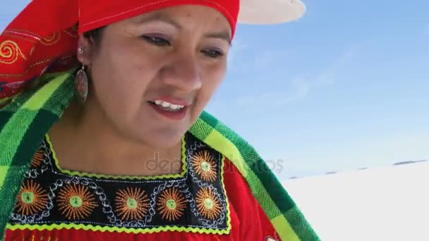 Indisk kvinna dansar på Salar de Uyuni — Stockvideo