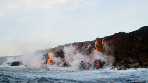 Lava que despeja no oceano Pacífico — Vídeo de Stock