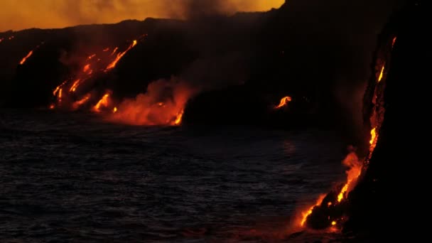 Lava fällt ins Meer — Stockvideo