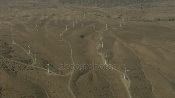 Desierto industrial con turbinas — Vídeos de Stock