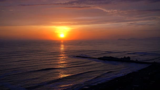 Paisaje marino dorado al atardecer sobre los Miraflores — Vídeo de stock