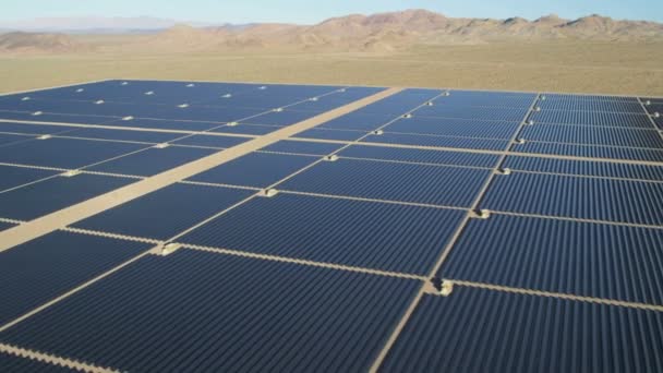 Eliostatici nel deserto che producono energia solare — Video Stock