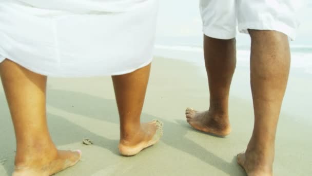 Casal caminhando ao longo da praia — Vídeo de Stock