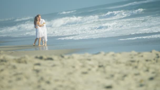 Casal desfrutando das águas rasas do oceano — Vídeo de Stock