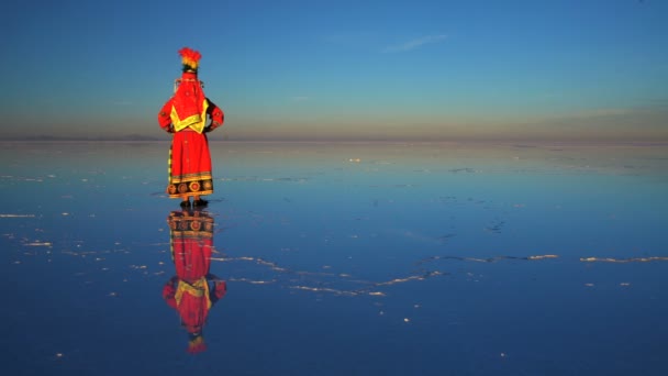 Vrouwelijke staande op de Salar de Uyuni — Stockvideo