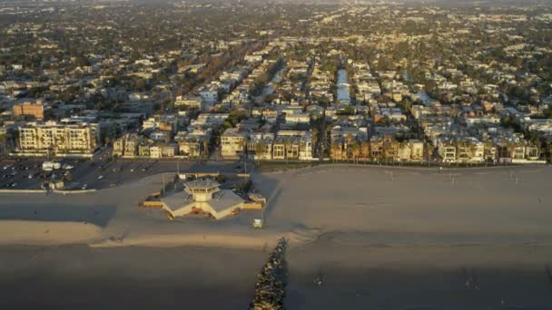 Océan Pacifique maisons de banlieue côtières — Video