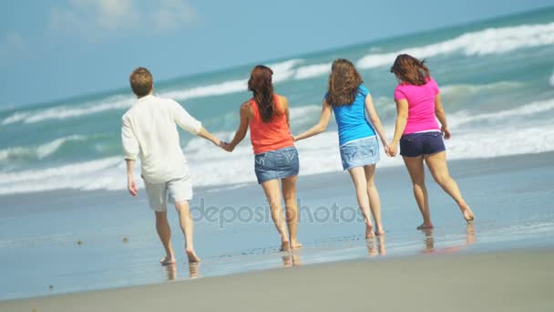 Οικογένεια περπατώντας κατά μήκος στην άμμο — Αρχείο Βίντεο