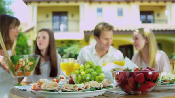 Familia comiendo comida — Vídeo de stock