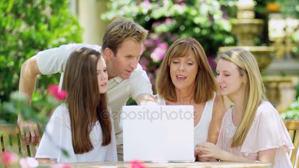 Familia usando laptop — Vídeos de Stock