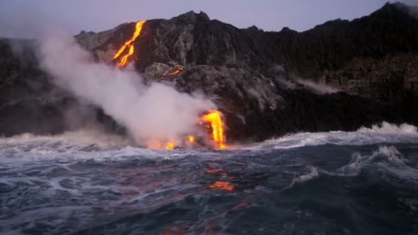 Colata di lava nell'oceano Pacifico — Video Stock
