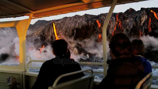 Touristen beobachten Lavafälle ins Meer — Stockvideo