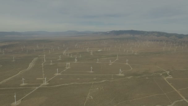 Desierto industrial con turbinas eólicas — Vídeos de Stock