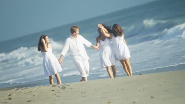 Сім'я гуляє на пляжі — стокове відео