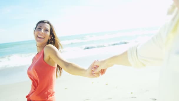 Пара розважається біля моря — стокове відео