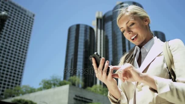 Mujer de negocios utilizando el teléfono inteligente al aire libre — Vídeos de Stock