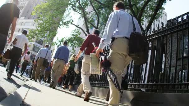 Пешеходы, начиная с рабочего дня — стоковое видео