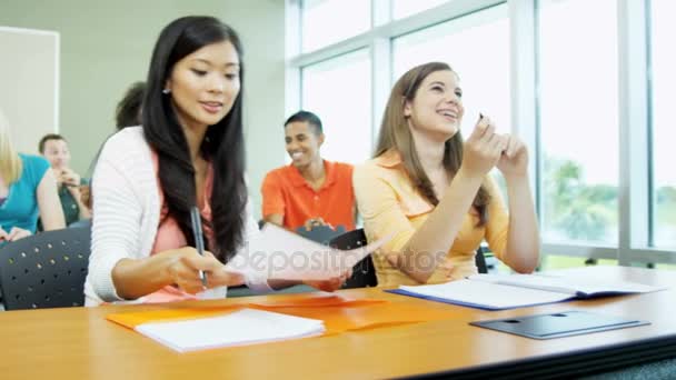 Adolescentes estudando na faculdade — Vídeo de Stock