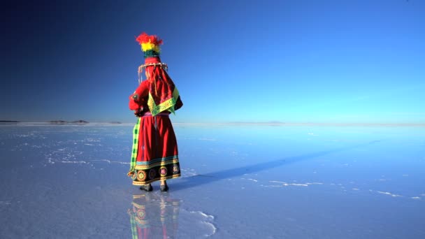 Kobieta w stojący na Salar de Uyuni — Wideo stockowe