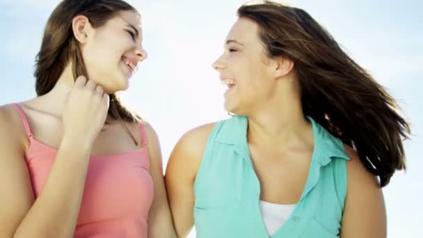 Kız kardeşler tatilde güneşin tadını — Stok video
