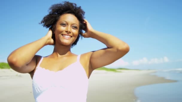 Femmina godendo il tempo libero sulla spiaggia — Video Stock