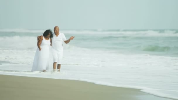 Couple marchant dans les vagues — Video