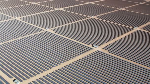 Paneles solares que cosechan energía — Vídeo de stock
