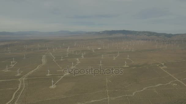 Ndustrial woestijn met windturbines — Stockvideo