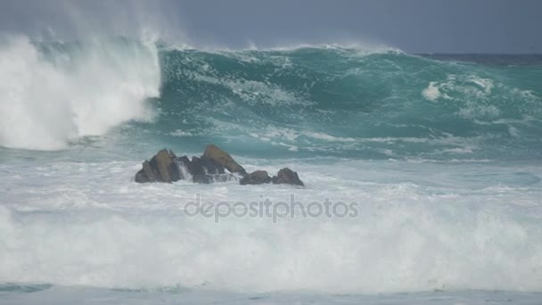 Ondas correndo em direção à costa — Vídeo de Stock