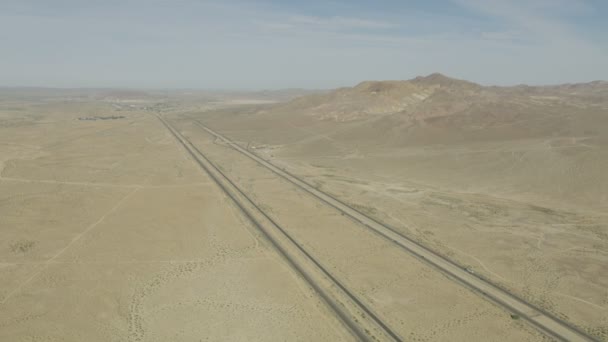 Us15 Fahrzeug-Autobahn in der Mojave-Wüste — Stockvideo