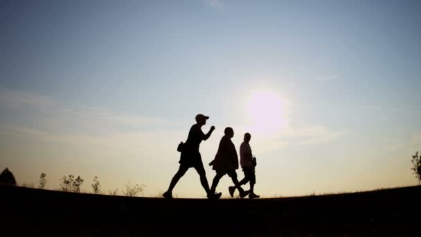 Spaziergänger trainieren bei Sonnenaufgang — Stockvideo