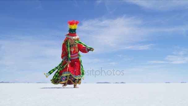 Boliviano feminino realizando dança tradicional — Vídeo de Stock