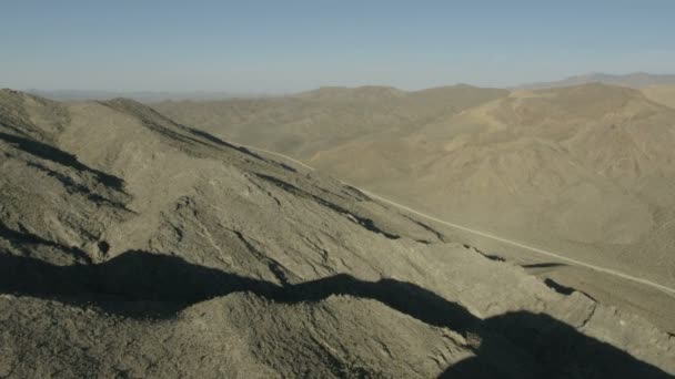 Vyprahlé pouštní silnice pohoří — Stock video