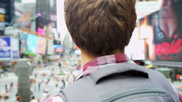 Turista visitando Times Square — Vídeos de Stock