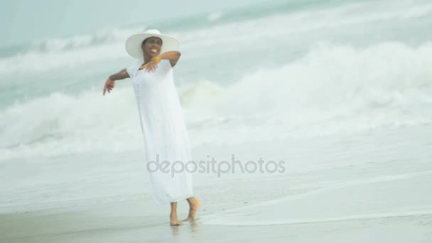 Danza femminile sulla spiaggia — Video Stock